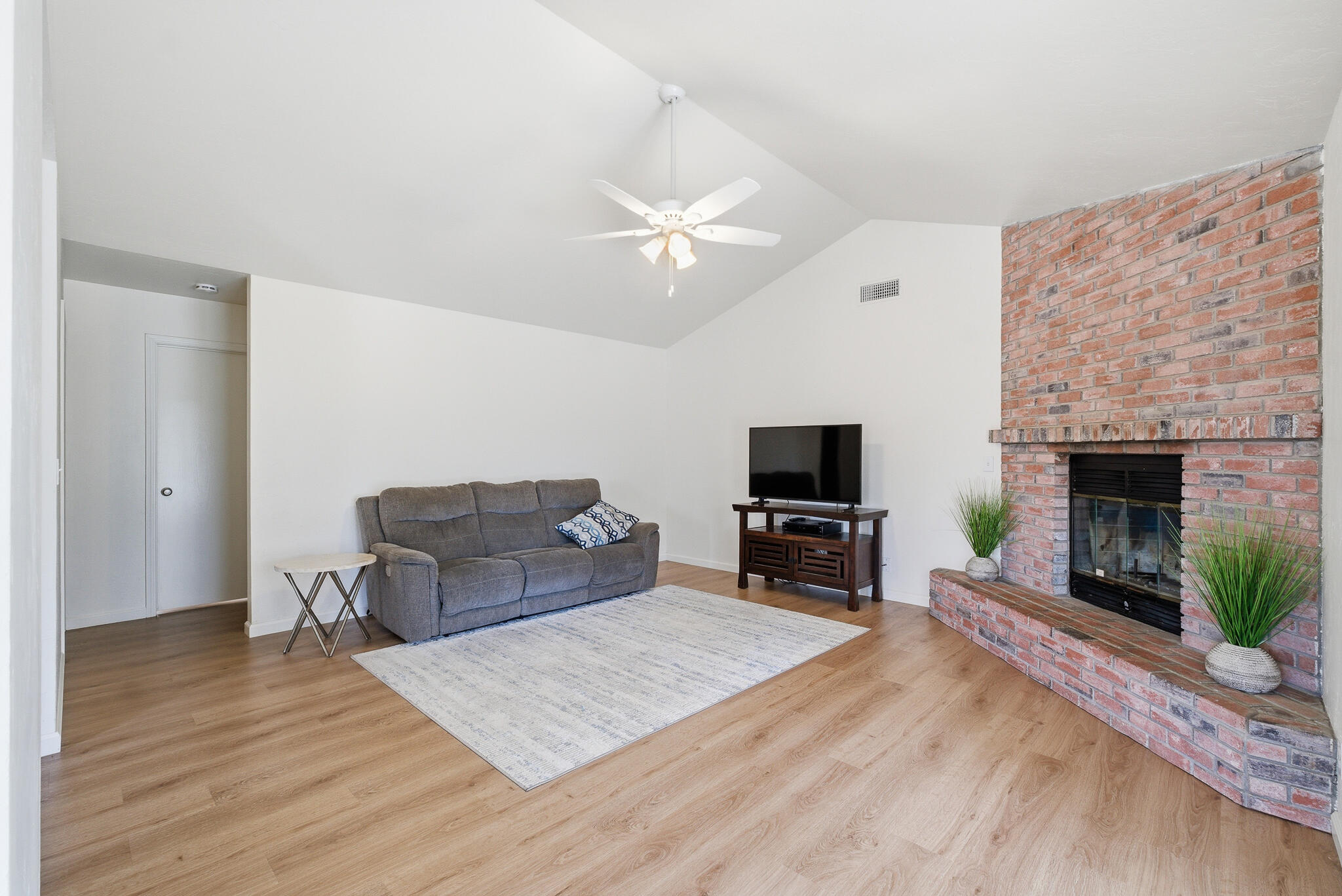 1230 W La Vida Ct, Visalia, CA 93277