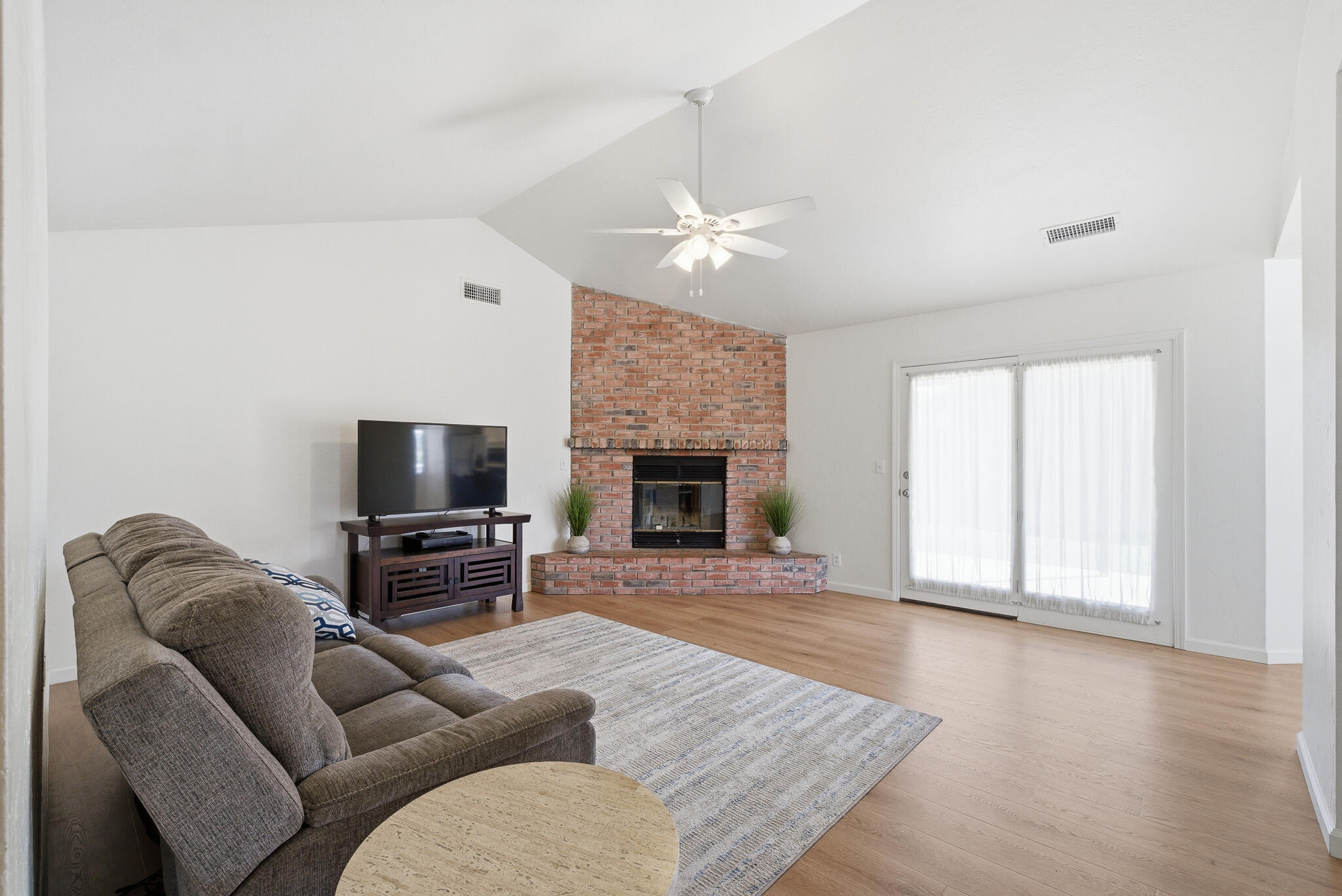 1230 W La Vida Ct, Visalia, CA 93277