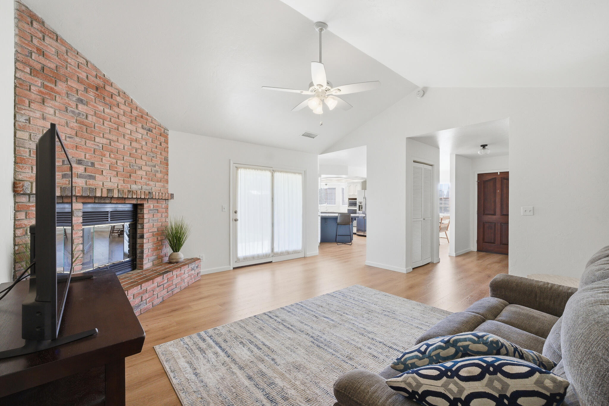 1230 W La Vida Ct, Visalia, CA 93277