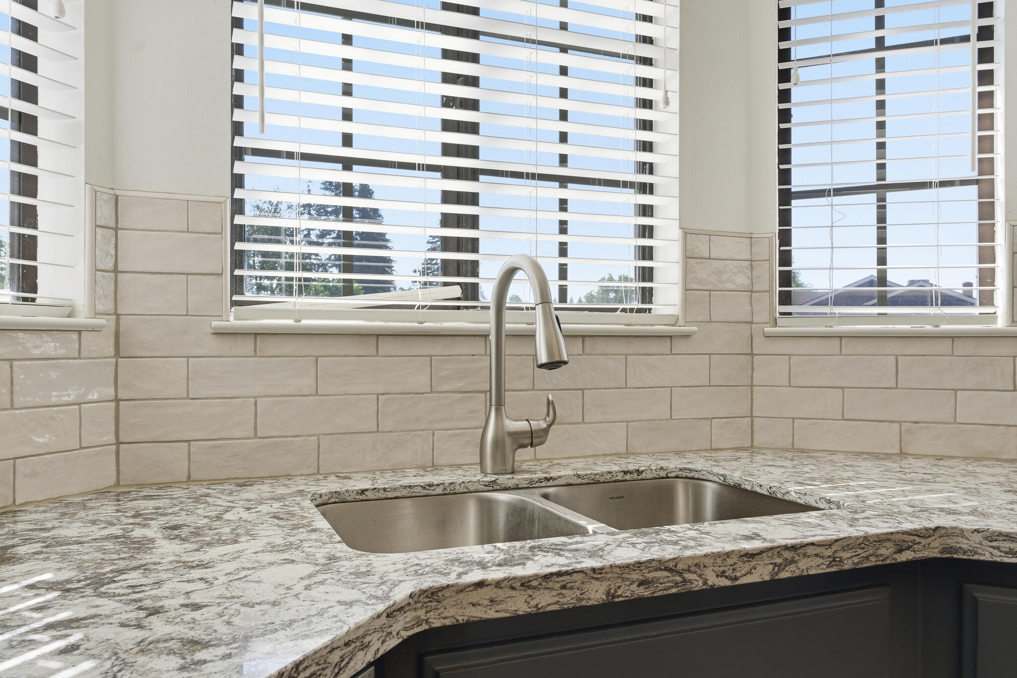 1230 W La Vida Ct, Visalia, CA 93277