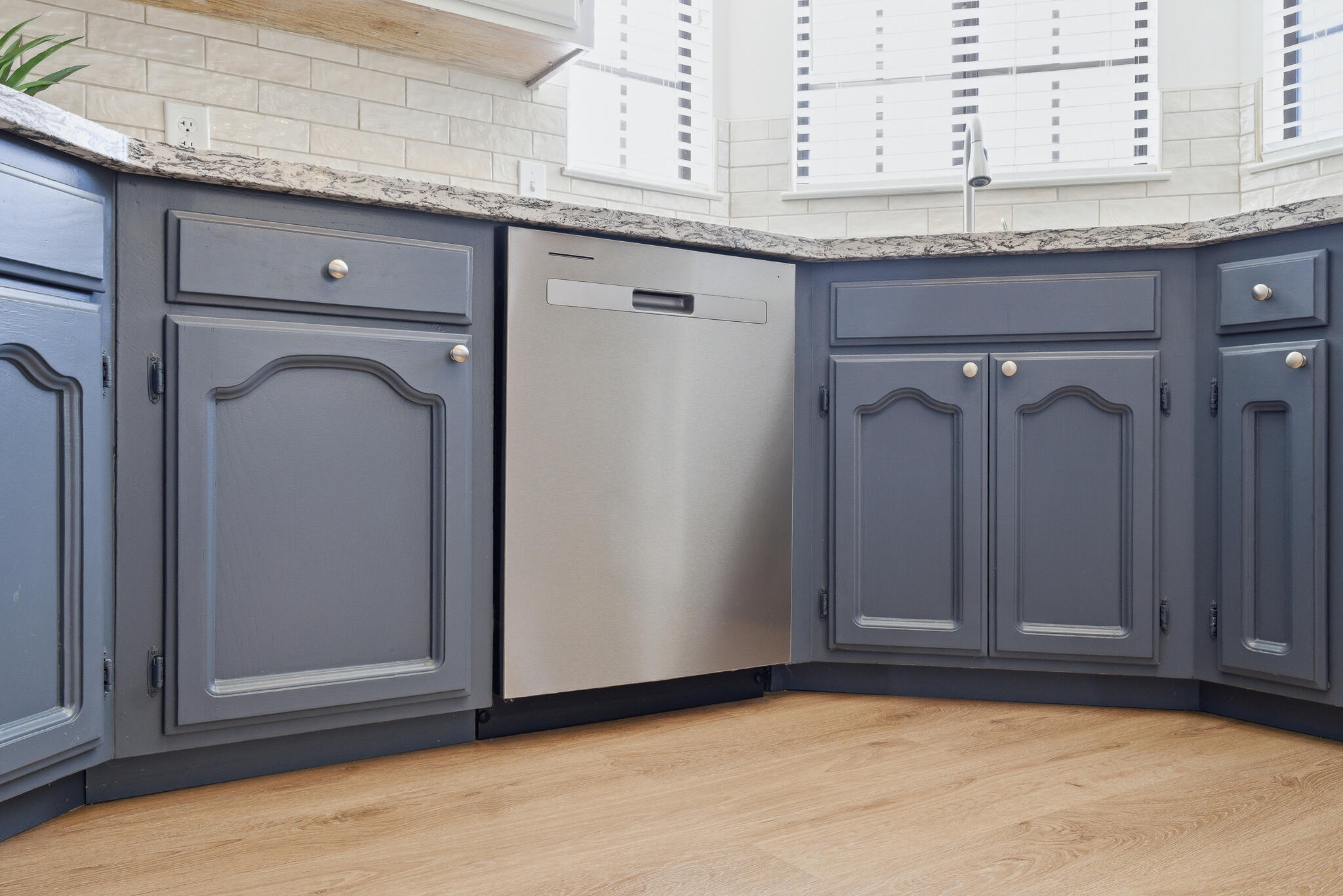 1230 W La Vida Ct, Visalia, CA 93277