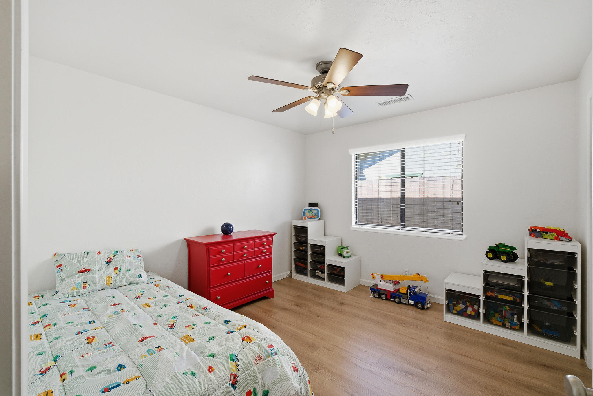 1230 W La Vida Ct, Visalia, CA 93277