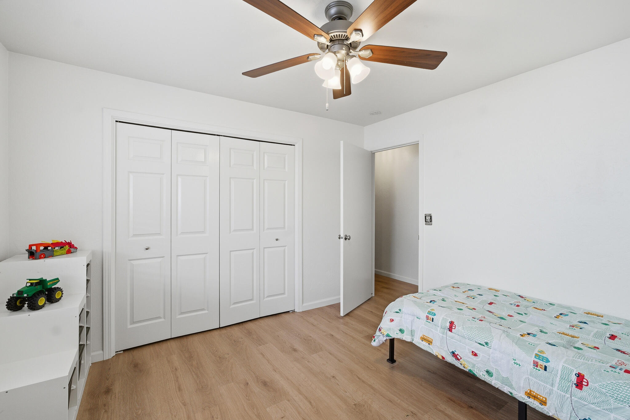 1230 W La Vida Ct, Visalia, CA 93277