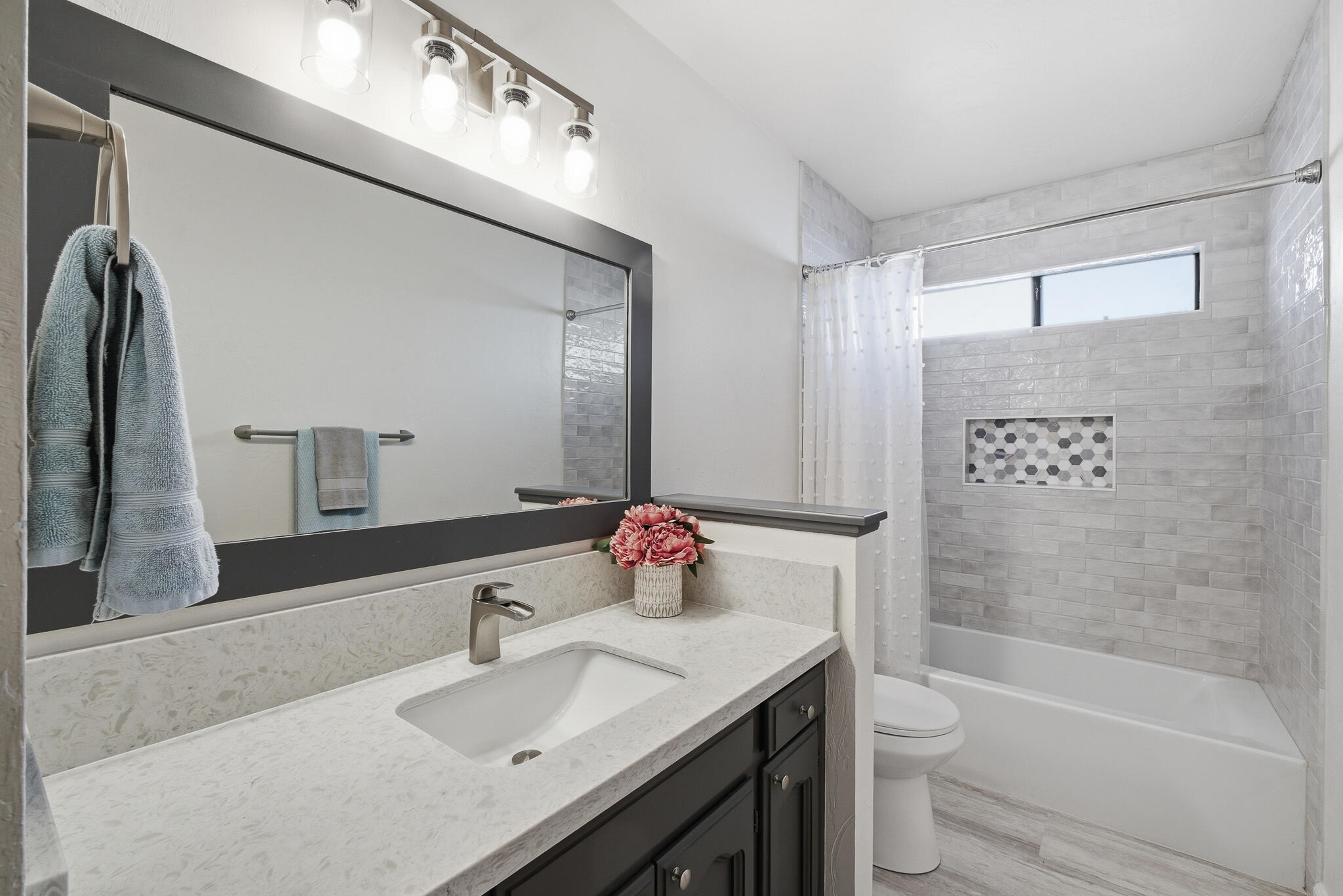 1230 W La Vida Ct, Visalia, CA 93277