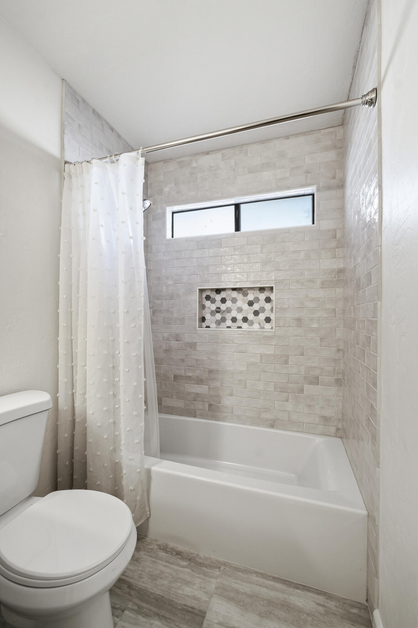 1230 W La Vida Ct, Visalia, CA 93277