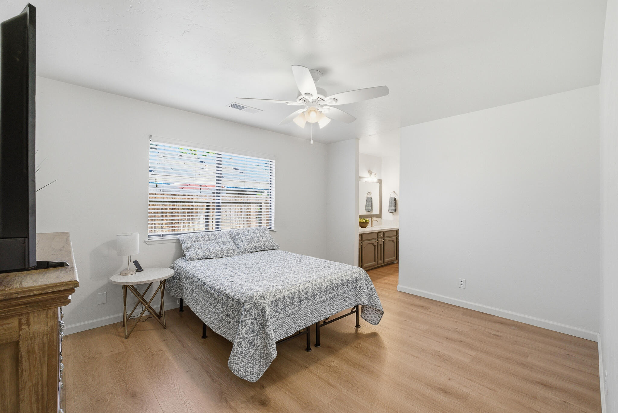 1230 W La Vida Ct, Visalia, CA 93277