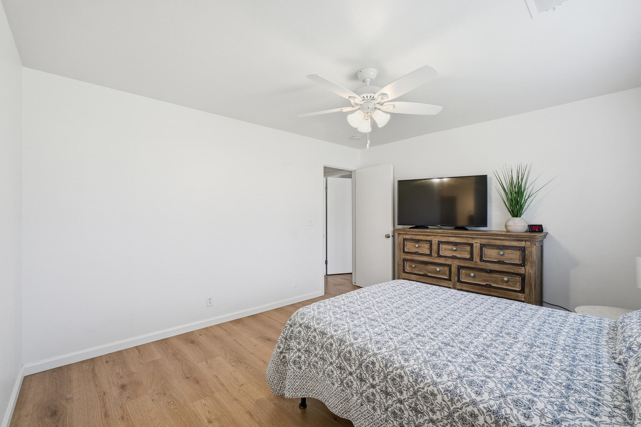 1230 W La Vida Ct, Visalia, CA 93277