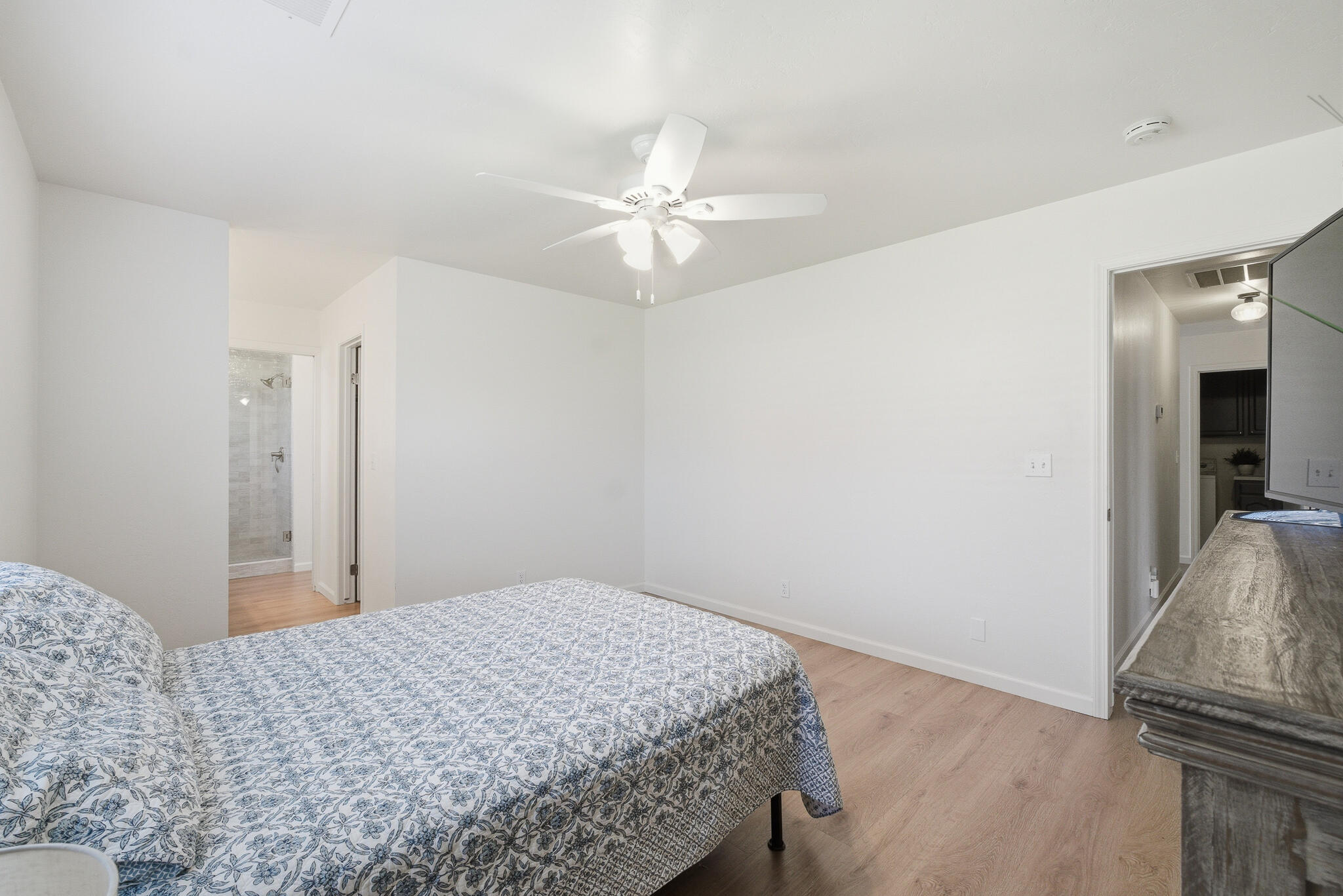 1230 W La Vida Ct, Visalia, CA 93277