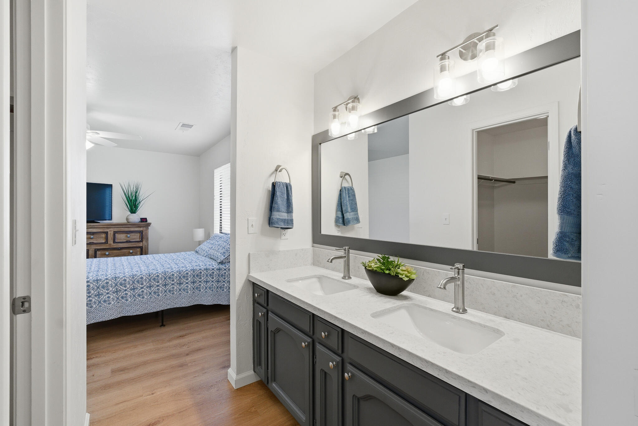 1230 W La Vida Ct, Visalia, CA 93277