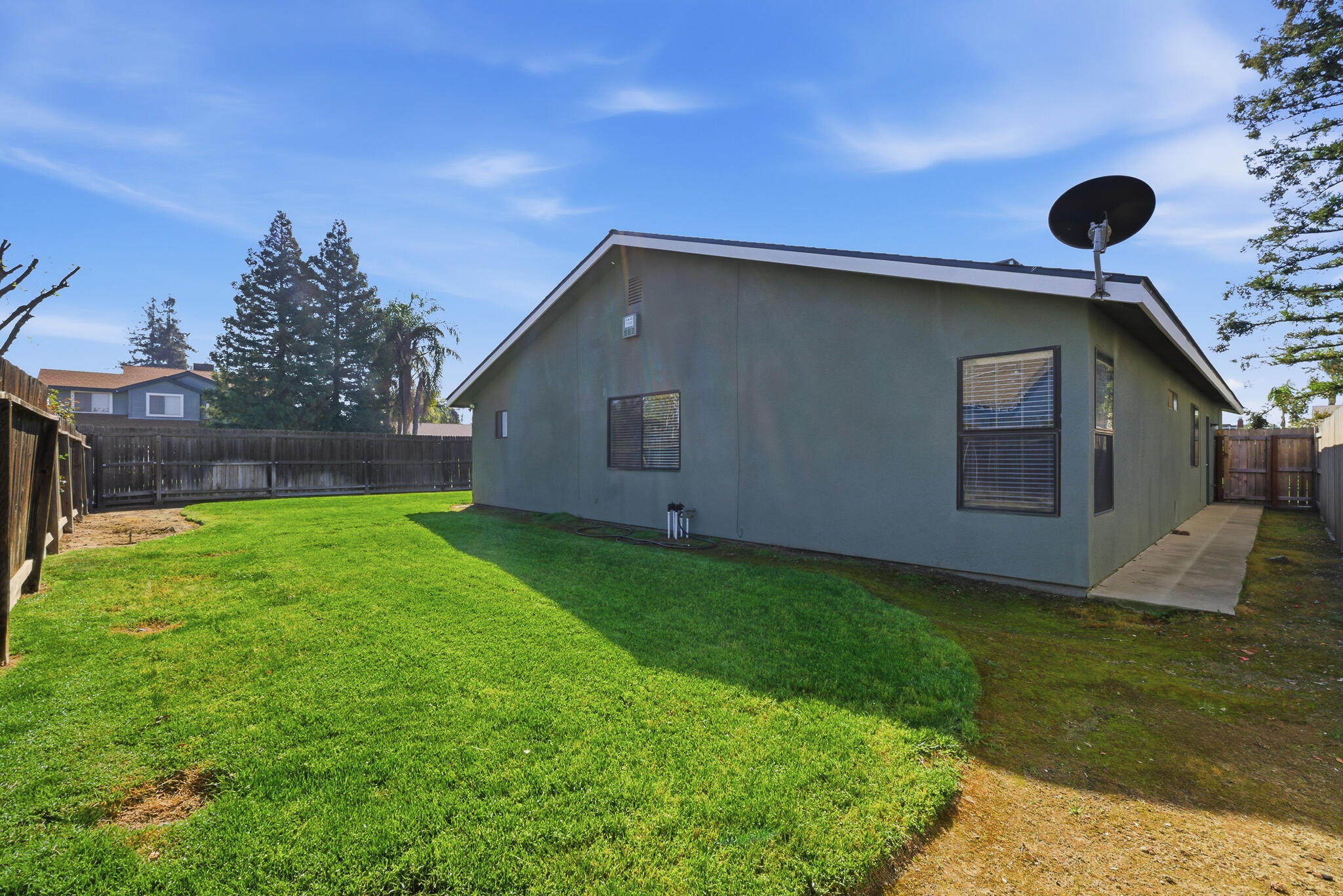 1230 W La Vida Ct, Visalia, CA 93277