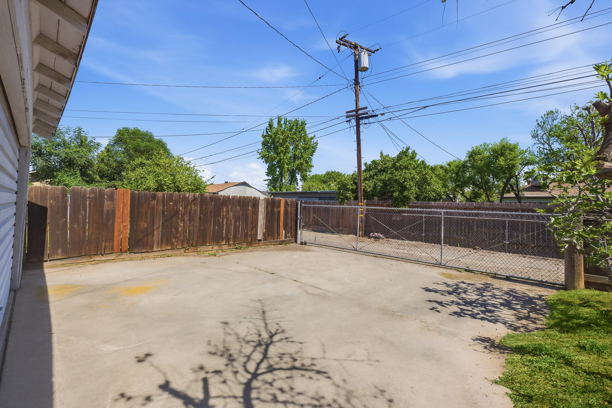 908 S Clark St, Visalia, CA 93292