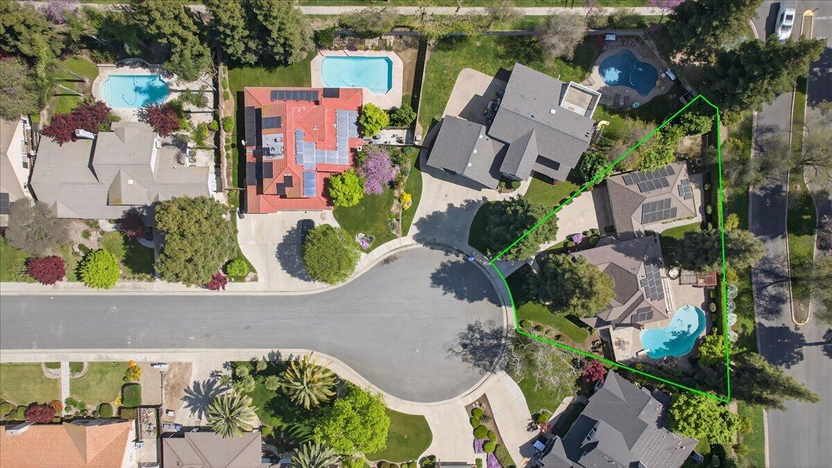 1652 S Exeter Ct, Visalia, CA 93292