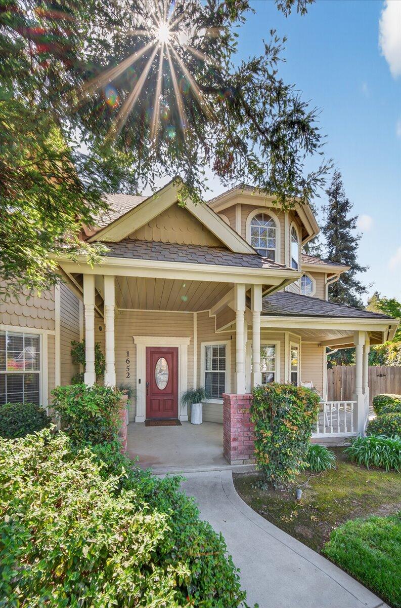 1652 S Exeter Ct, Visalia, CA 93292