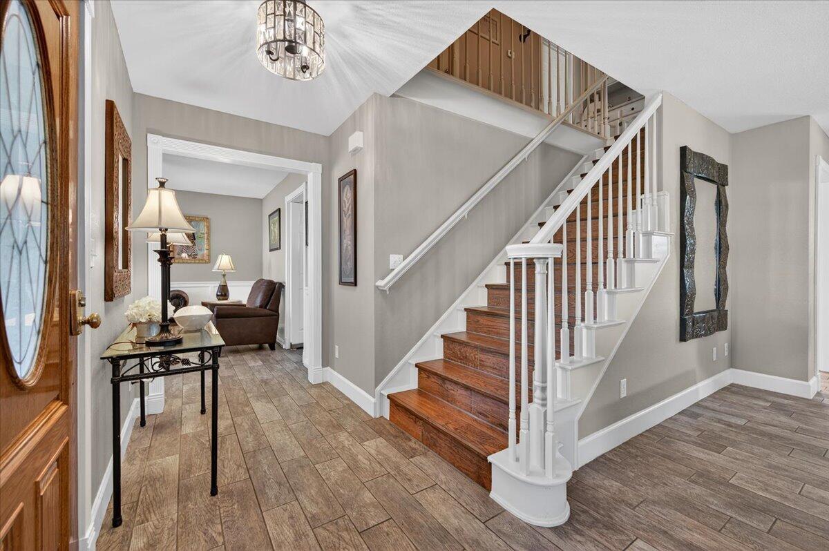 1652 S Exeter Ct, Visalia, CA 93292