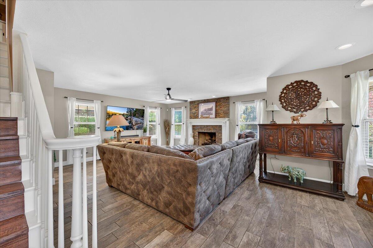 1652 S Exeter Ct, Visalia, CA 93292