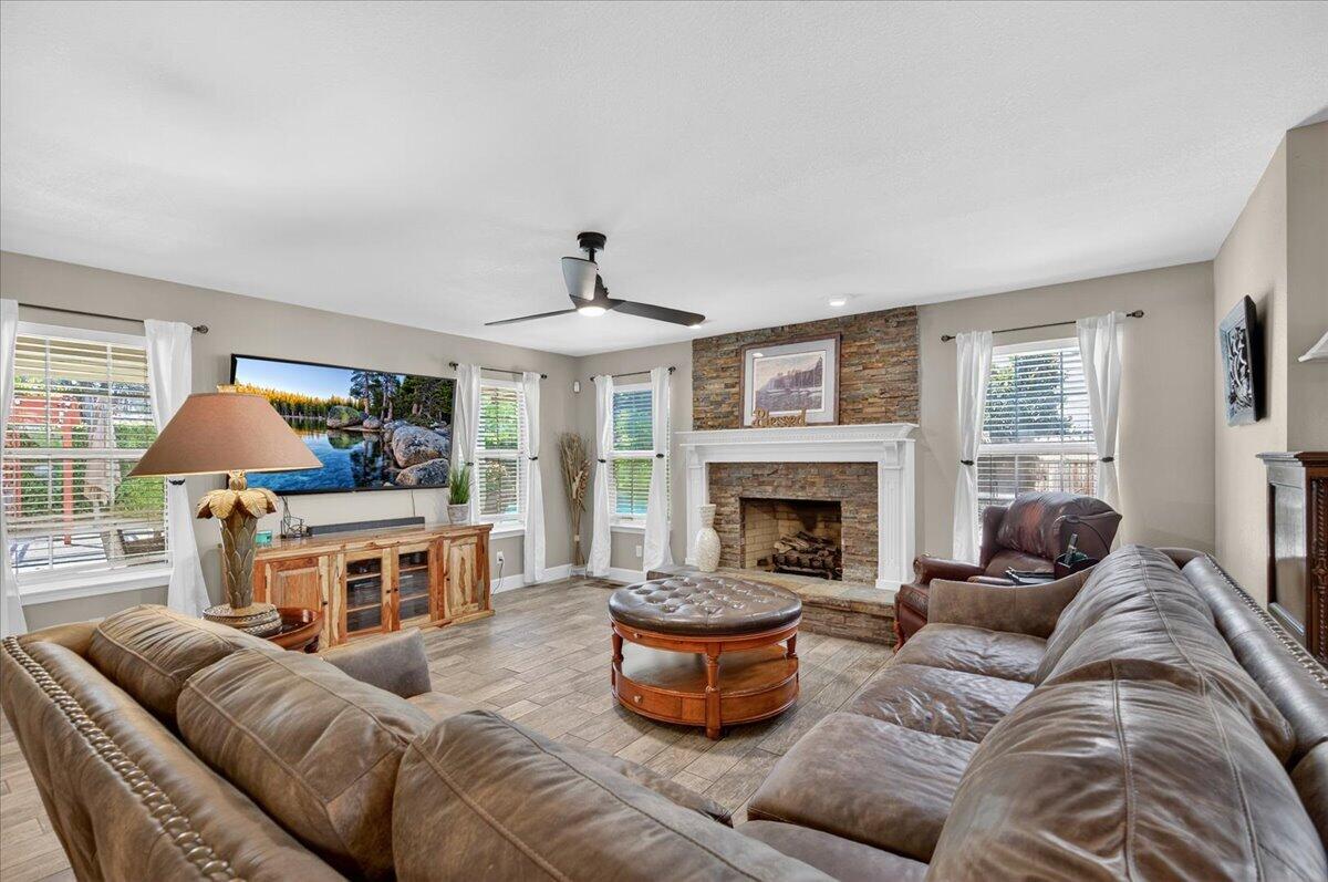 1652 S Exeter Ct, Visalia, CA 93292