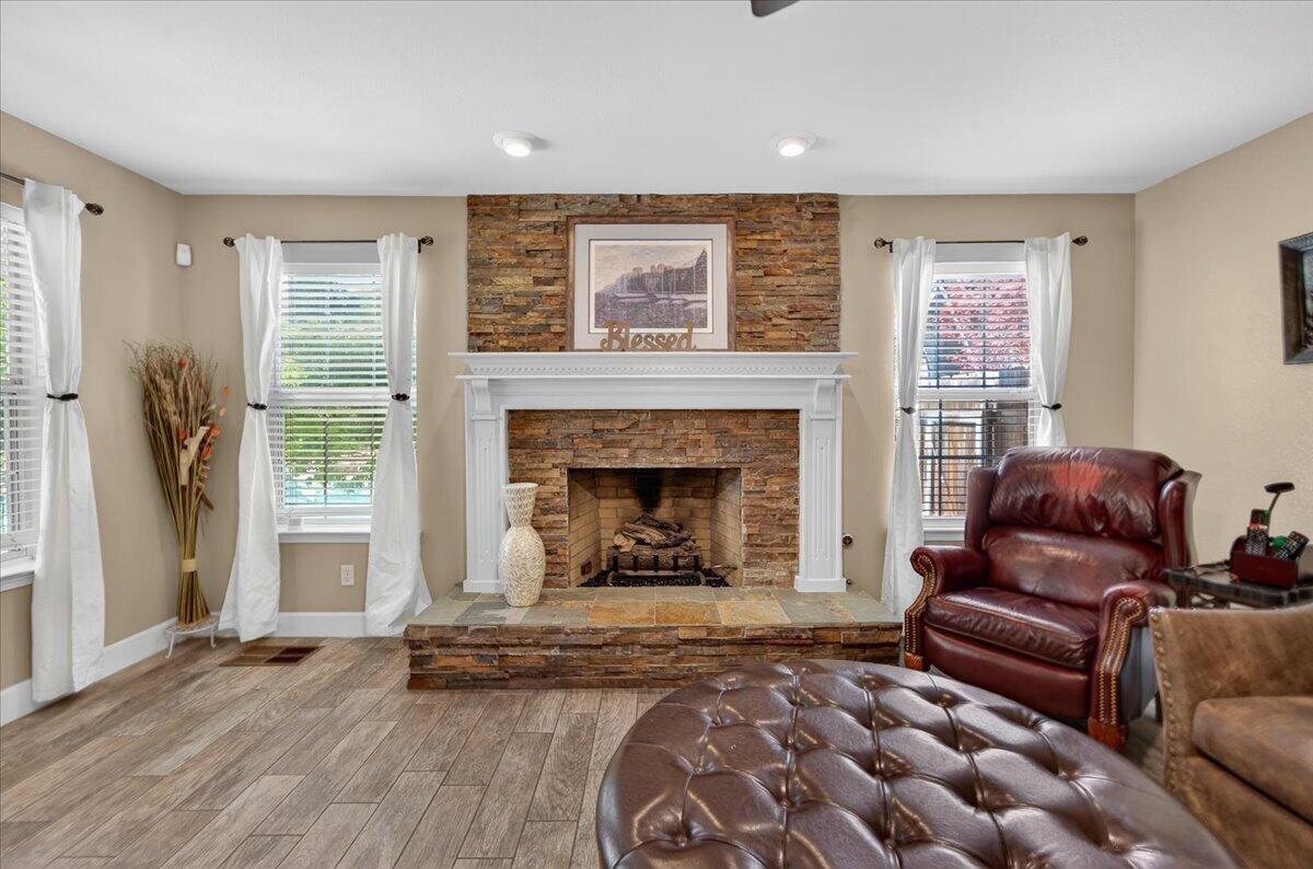 1652 S Exeter Ct, Visalia, CA 93292