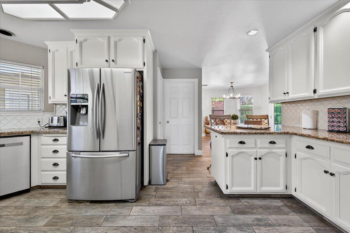 1652 S Exeter Ct, Visalia, CA 93292