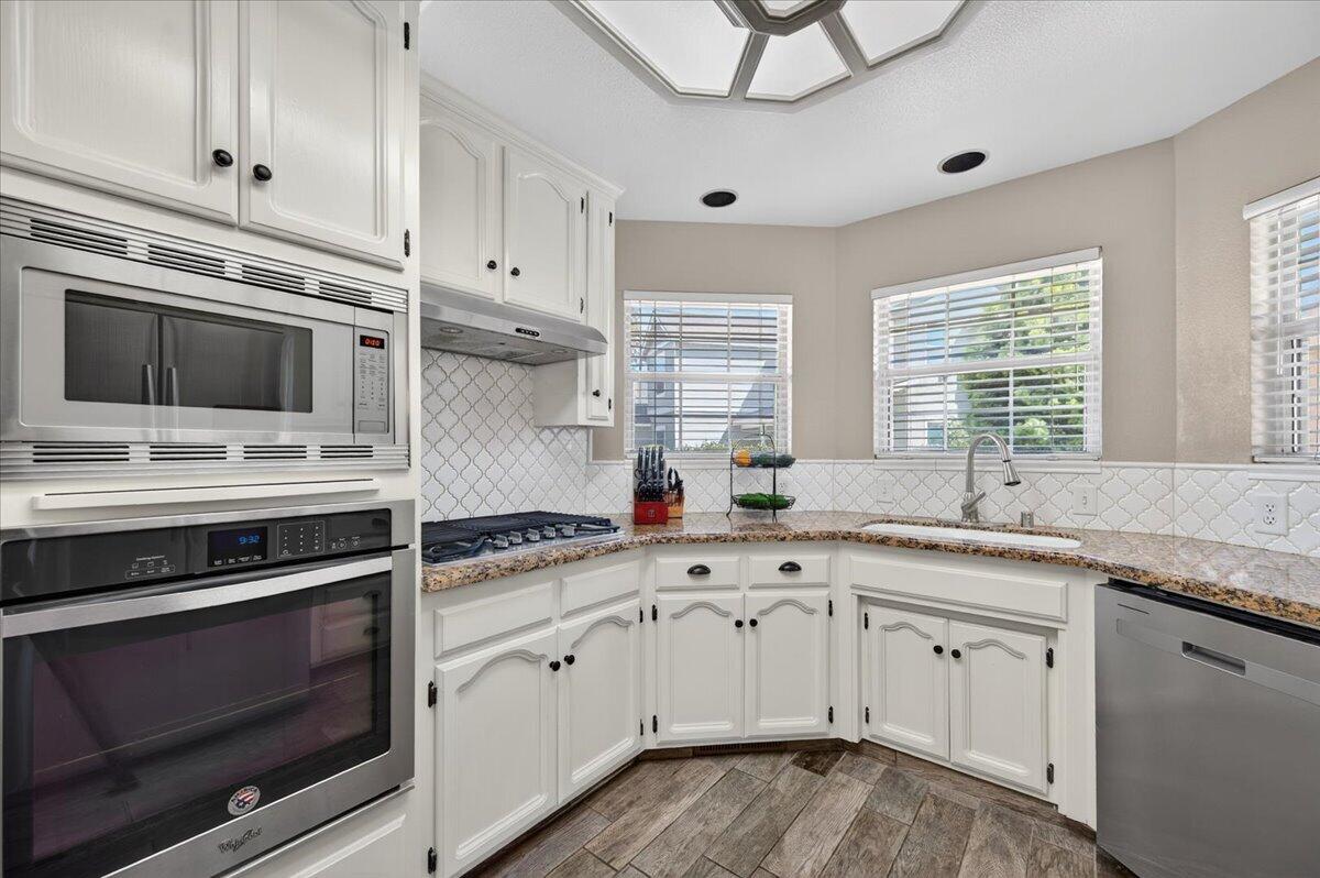 1652 S Exeter Ct, Visalia, CA 93292