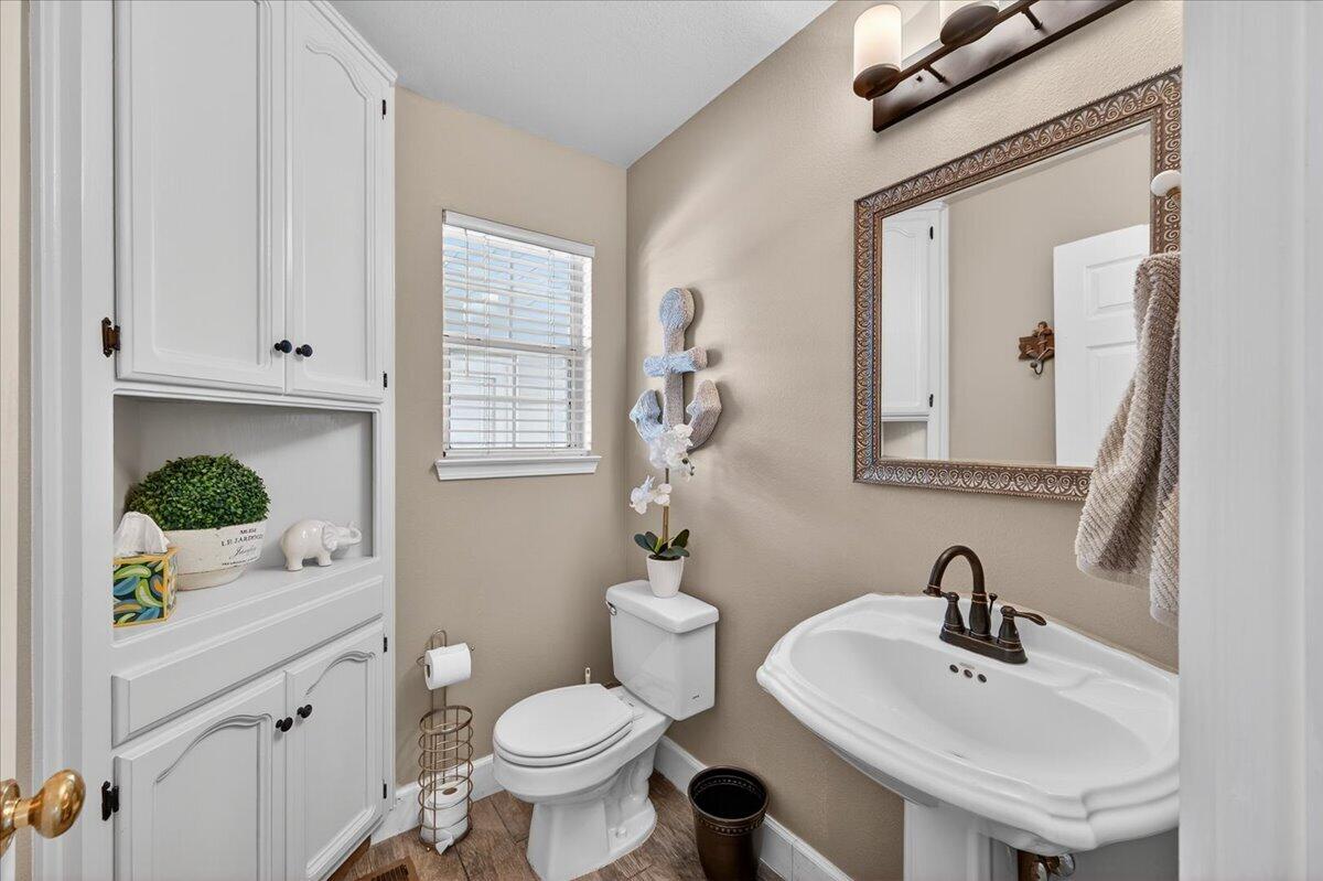 1652 S Exeter Ct, Visalia, CA 93292