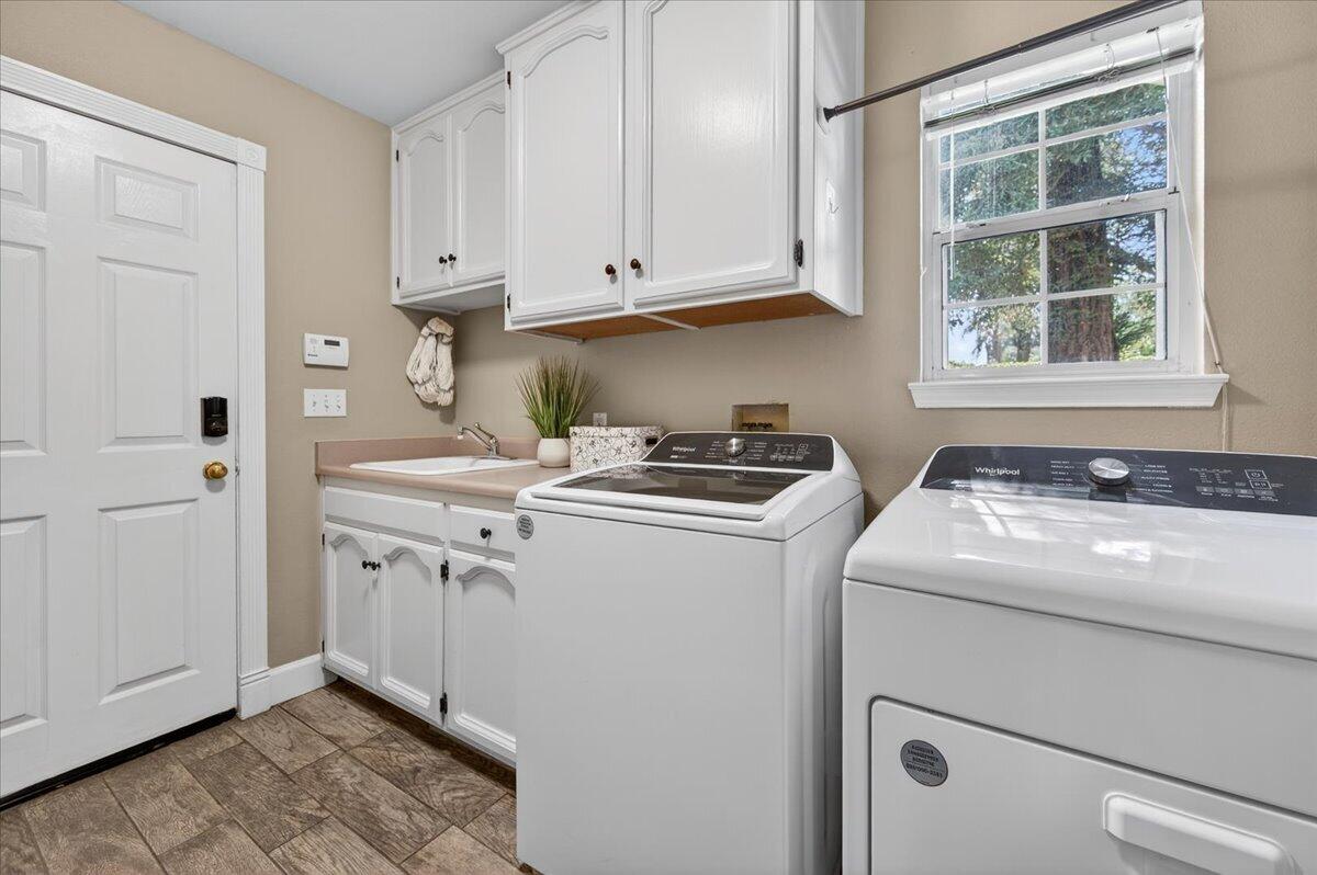 1652 S Exeter Ct, Visalia, CA 93292