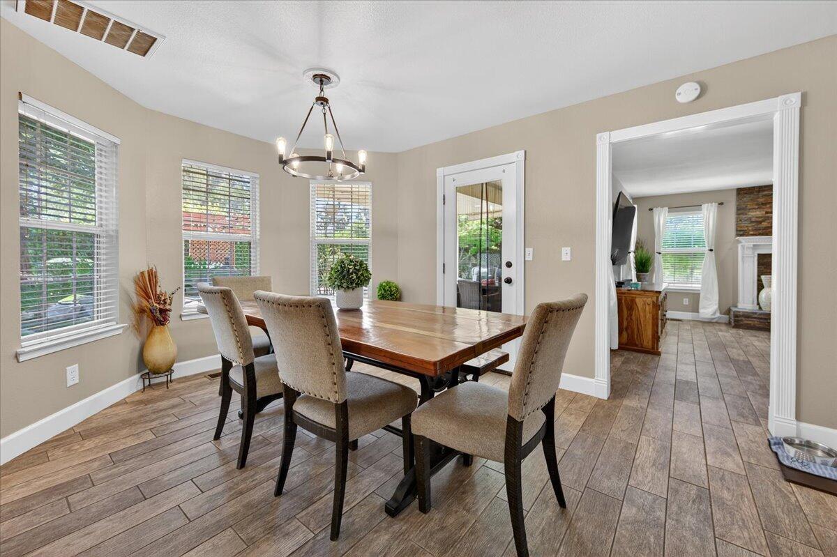 1652 S Exeter Ct, Visalia, CA 93292