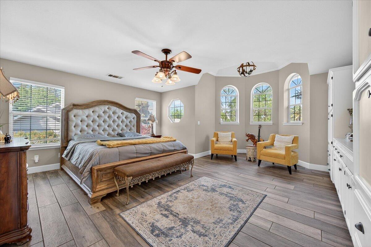 1652 S Exeter Ct, Visalia, CA 93292