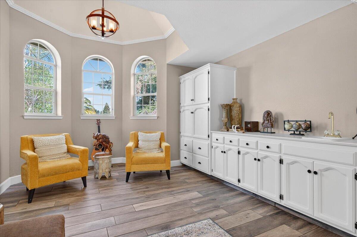 1652 S Exeter Ct, Visalia, CA 93292