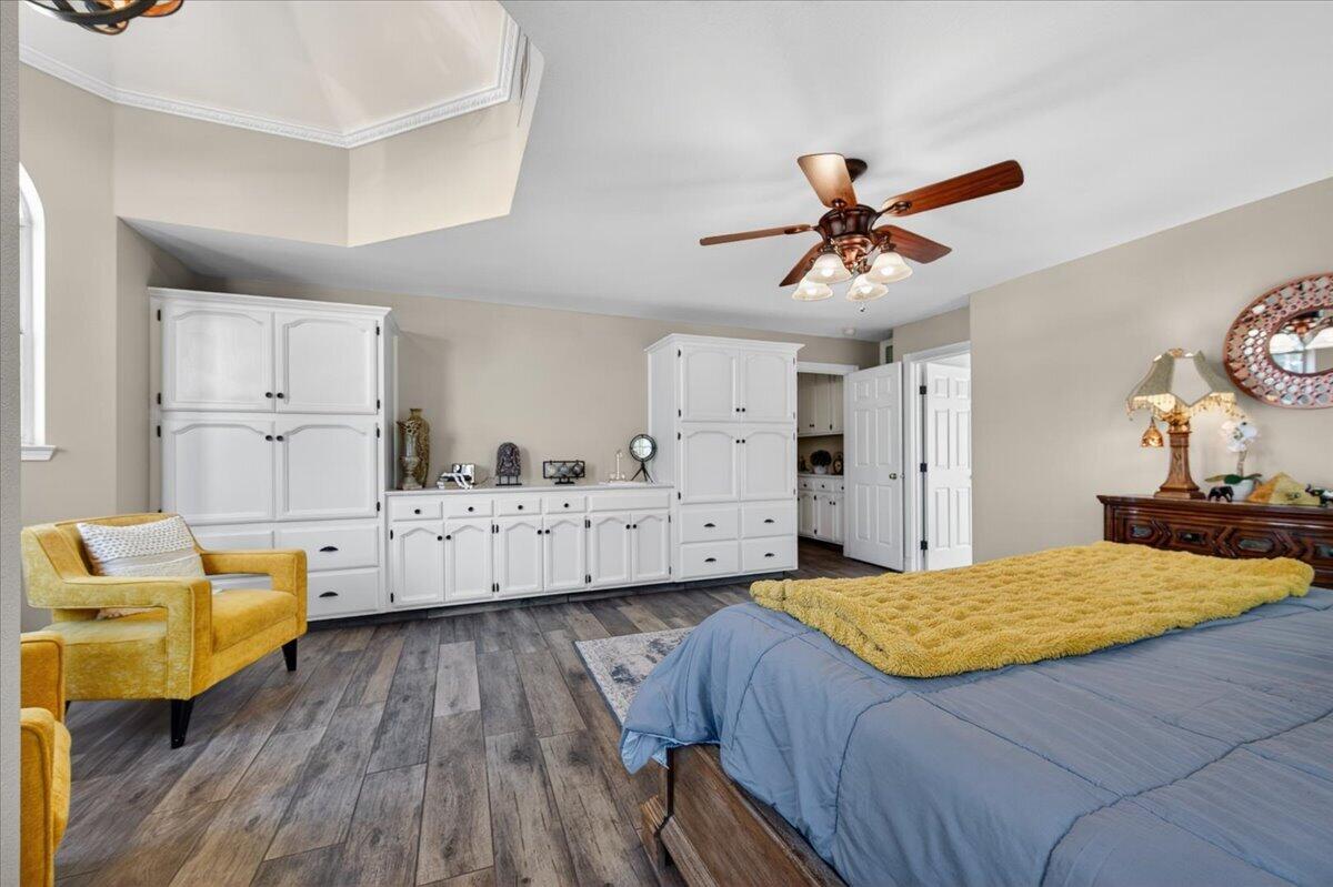 1652 S Exeter Ct, Visalia, CA 93292