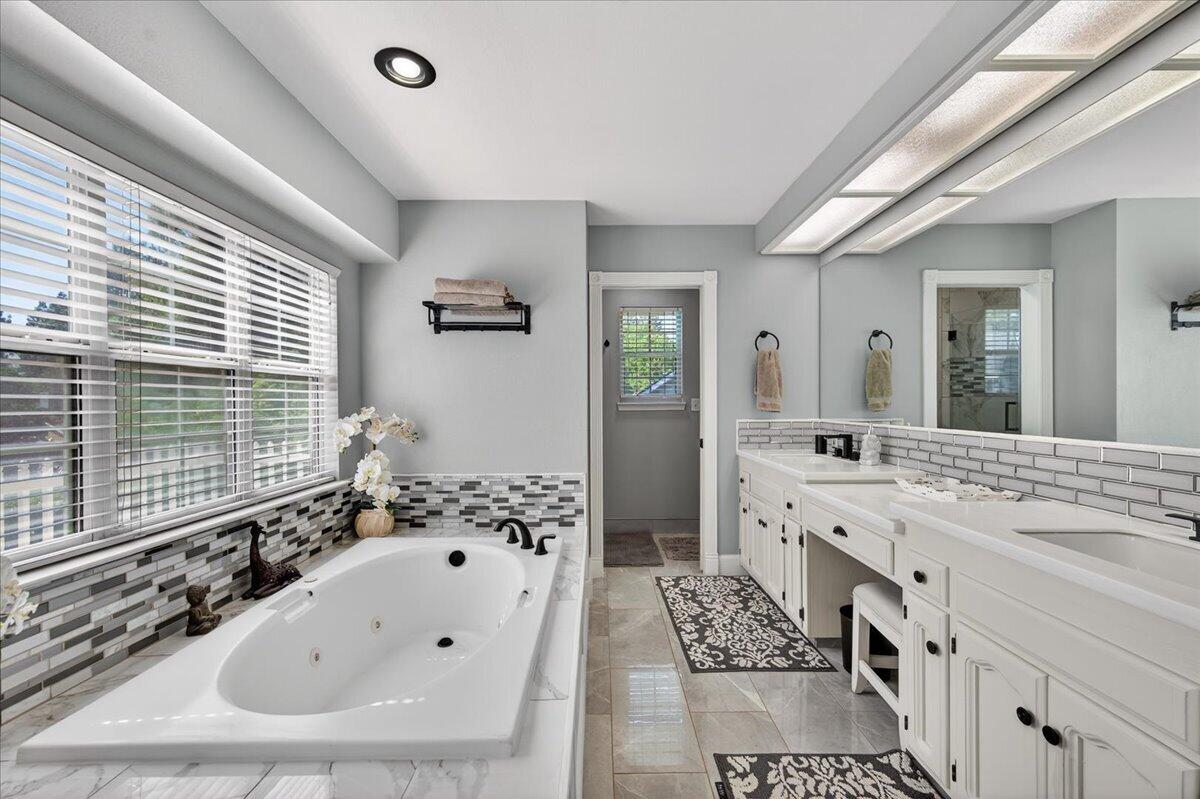 1652 S Exeter Ct, Visalia, CA 93292