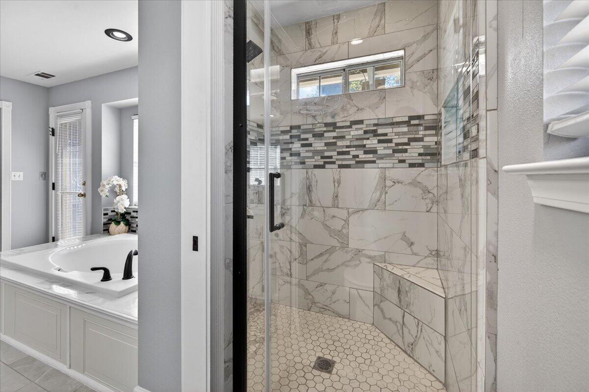 1652 S Exeter Ct, Visalia, CA 93292