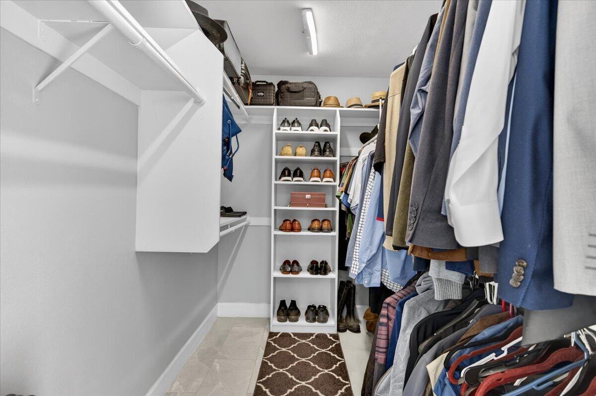 1652 S Exeter Ct, Visalia, CA 93292