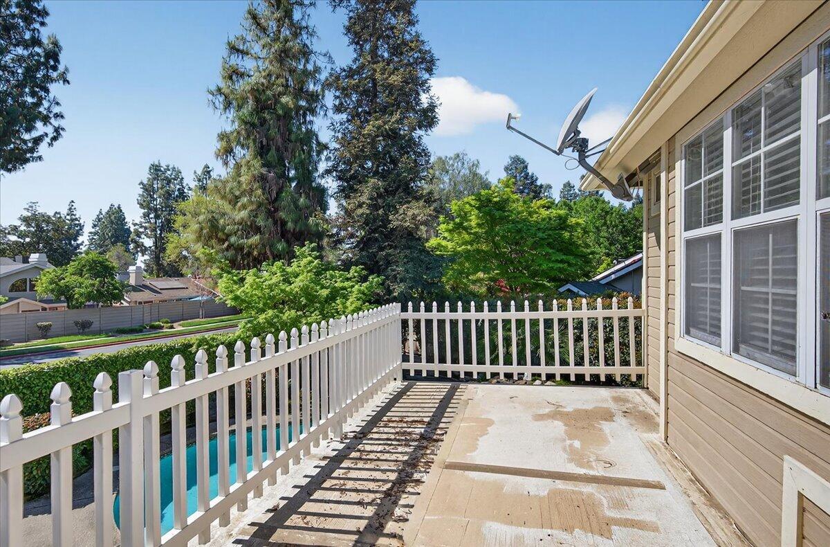 1652 S Exeter Ct, Visalia, CA 93292