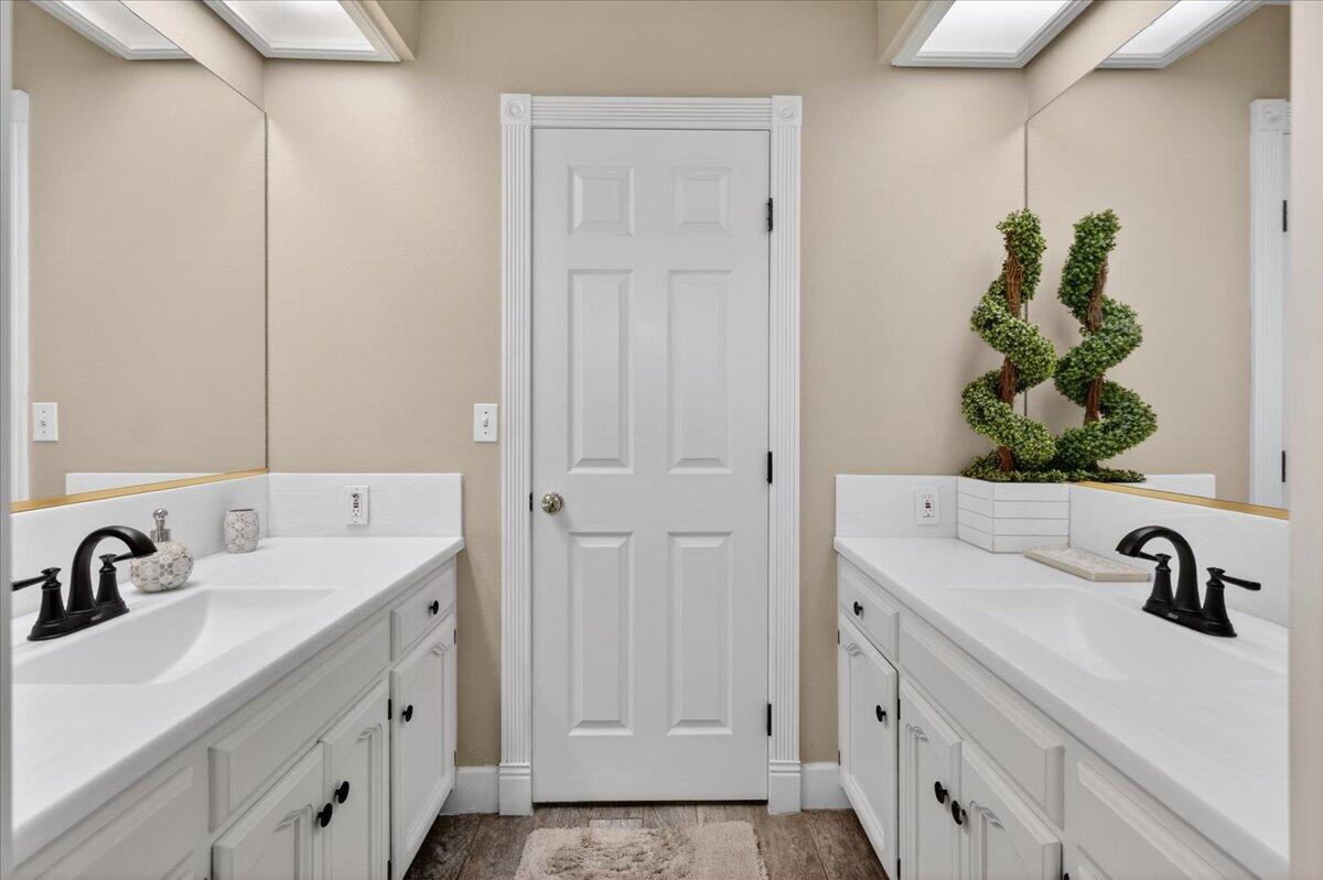 1652 S Exeter Ct, Visalia, CA 93292