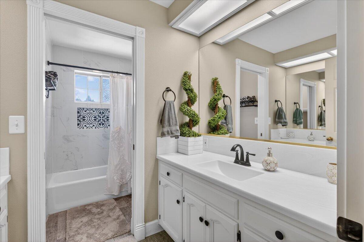 1652 S Exeter Ct, Visalia, CA 93292