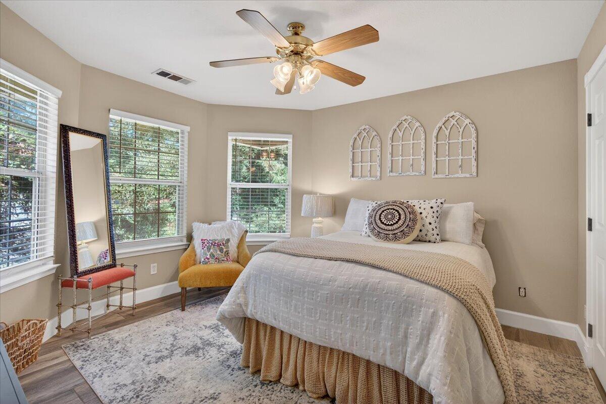 1652 S Exeter Ct, Visalia, CA 93292