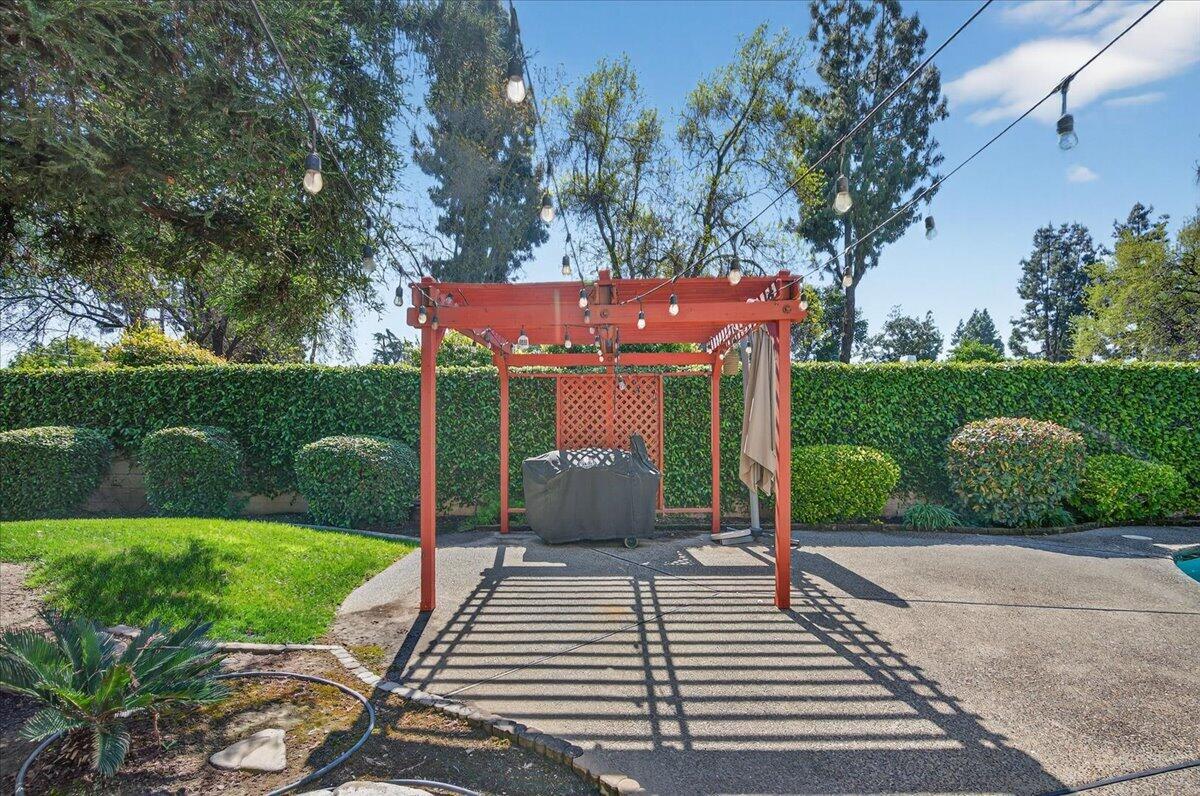 1652 S Exeter Ct, Visalia, CA 93292