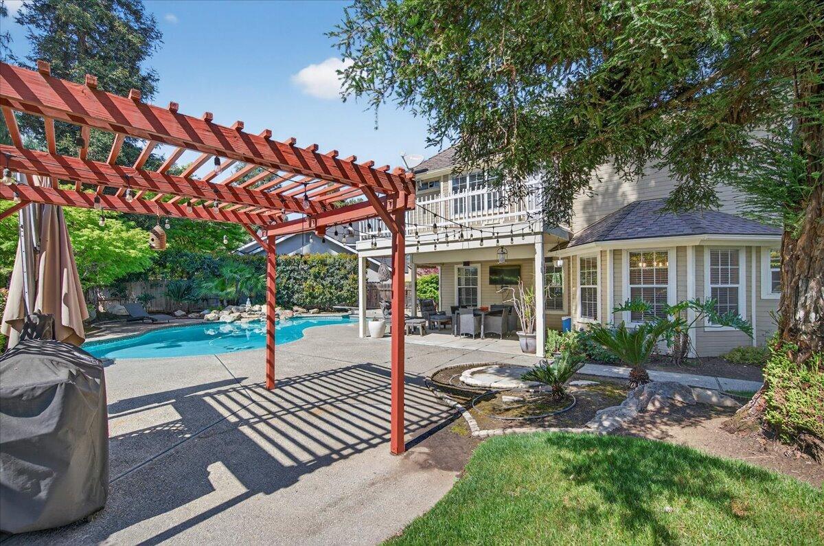 1652 S Exeter Ct, Visalia, CA 93292