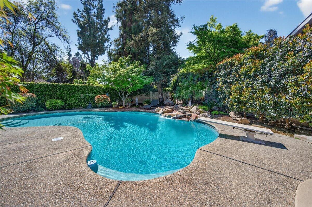 1652 S Exeter Ct, Visalia, CA 93292