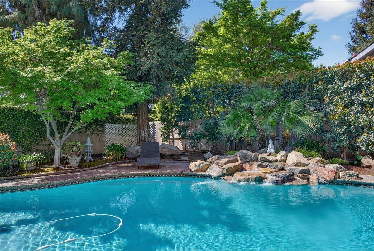 1652 S Exeter Ct, Visalia, CA 93292