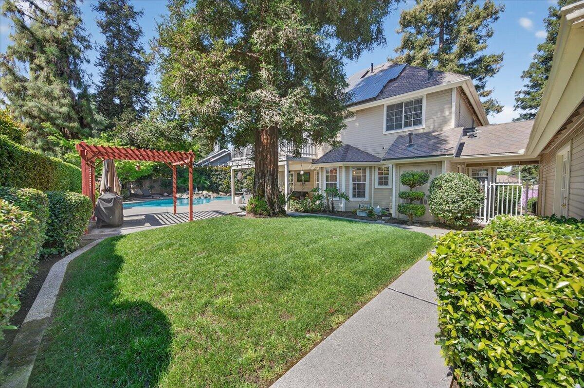 1652 S Exeter Ct, Visalia, CA 93292