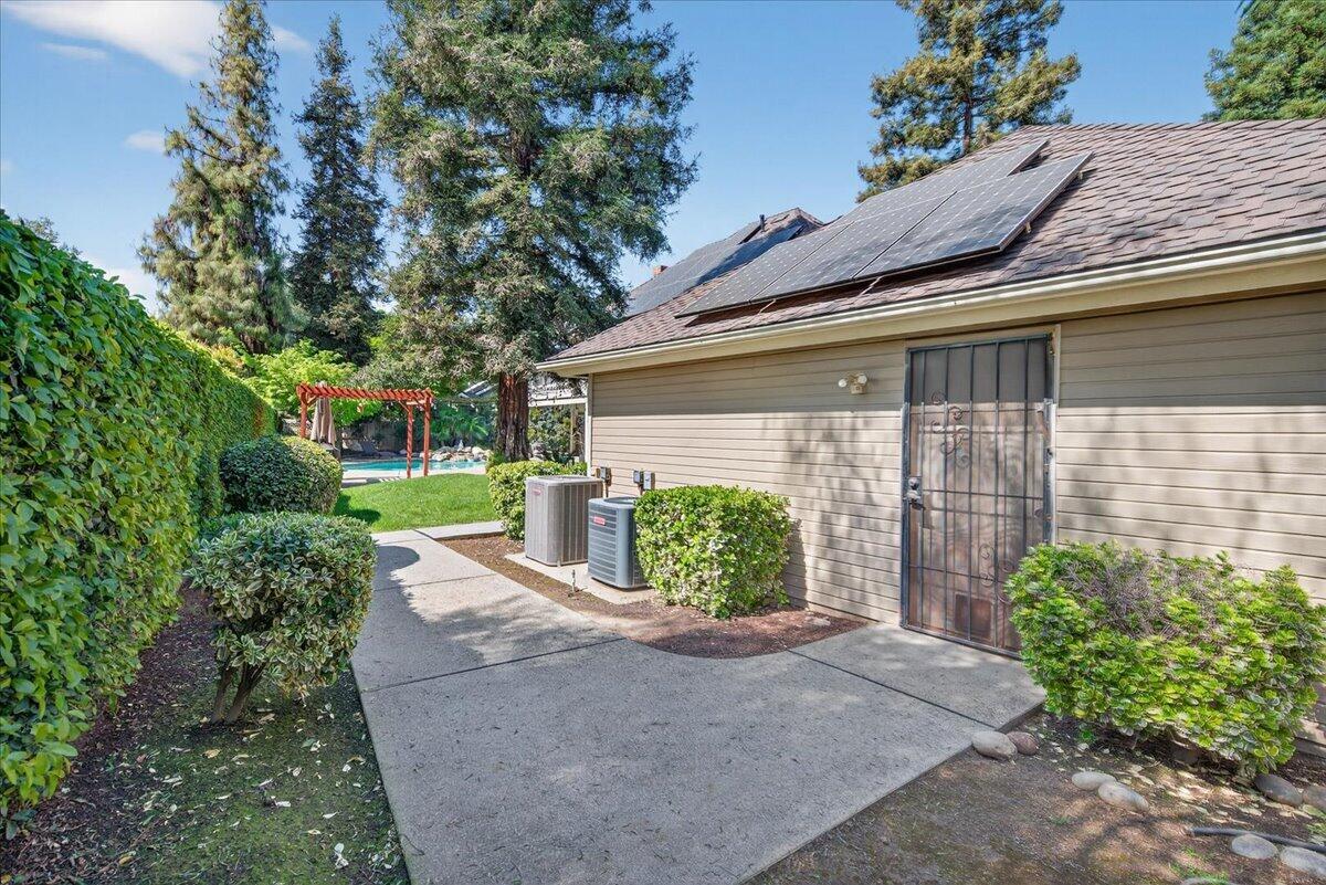 1652 S Exeter Ct, Visalia, CA 93292