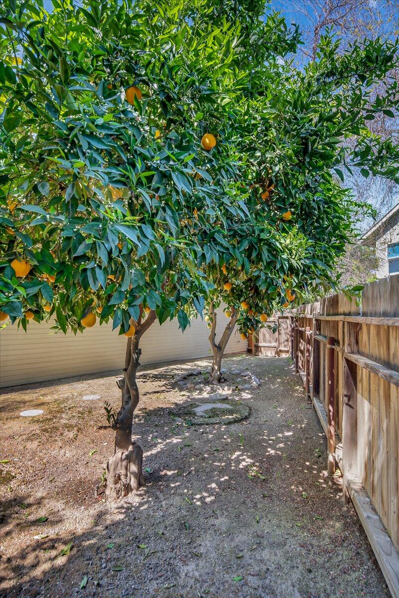 1652 S Exeter Ct, Visalia, CA 93292