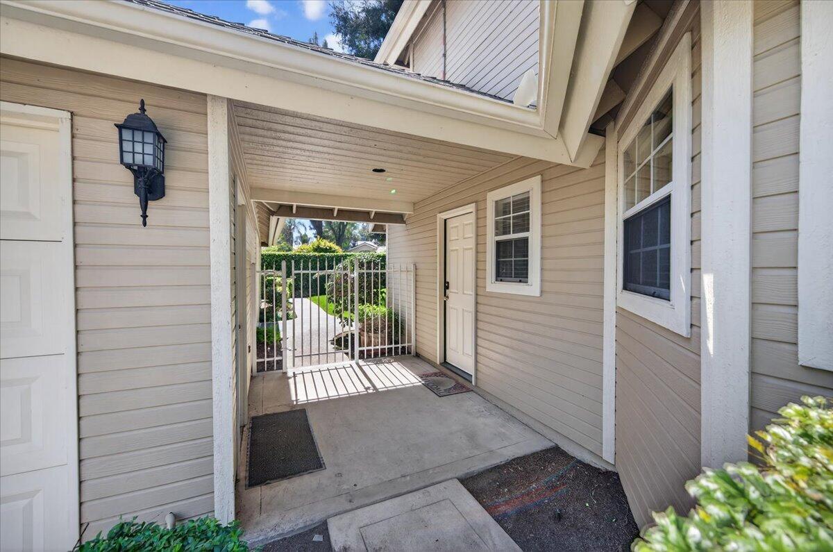 1652 S Exeter Ct, Visalia, CA 93292