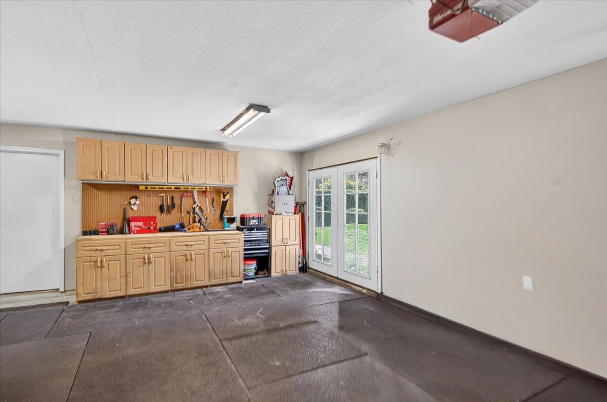 1652 S Exeter Ct, Visalia, CA 93292