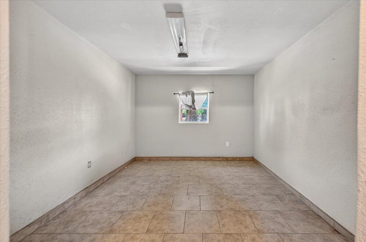 1652 S Exeter Ct, Visalia, CA 93292