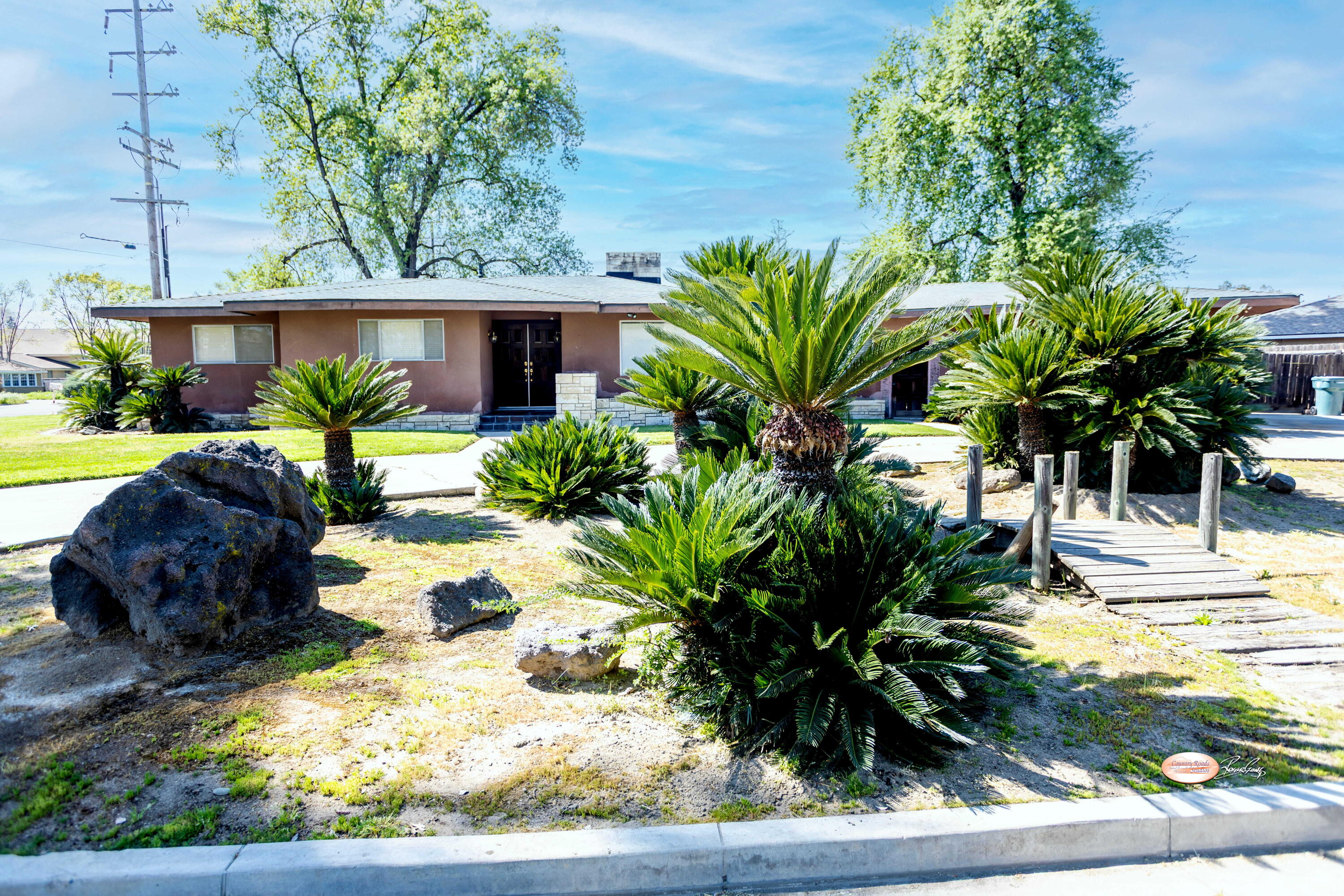 1019 N Manor Dr, Tulare, CA 93274