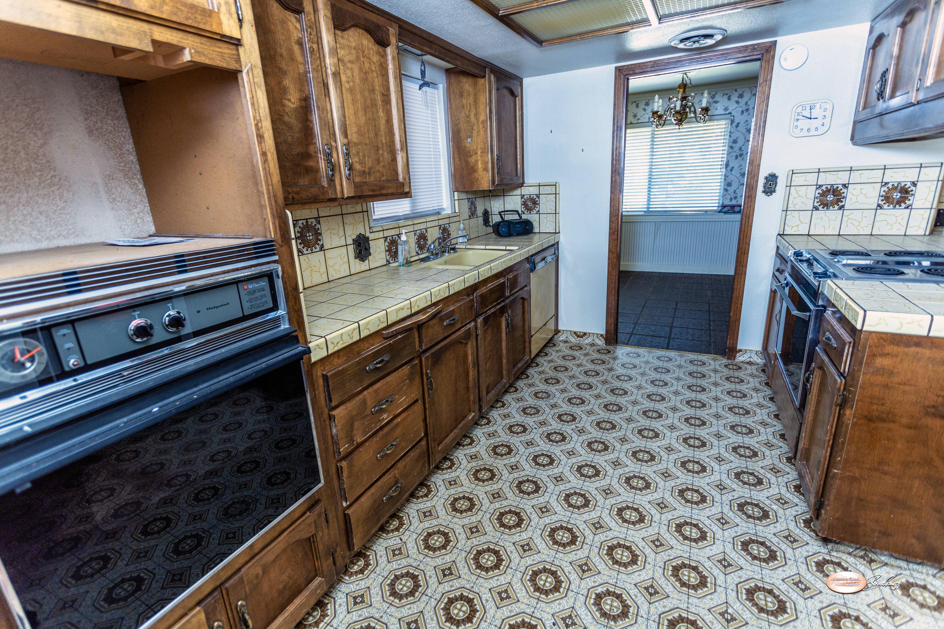 1019 N Manor Dr, Tulare, CA 93274