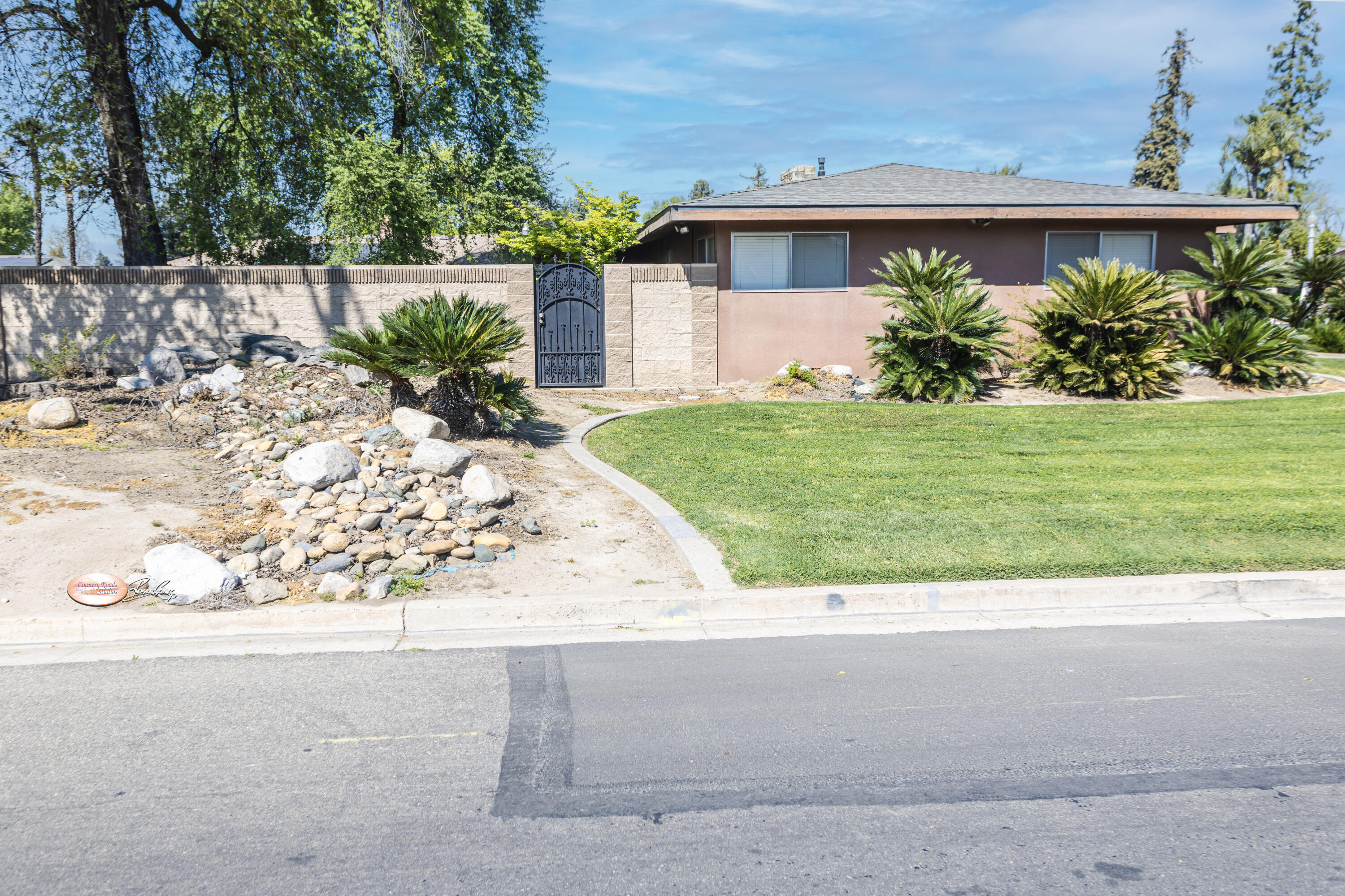 1019 N Manor Dr, Tulare, CA 93274