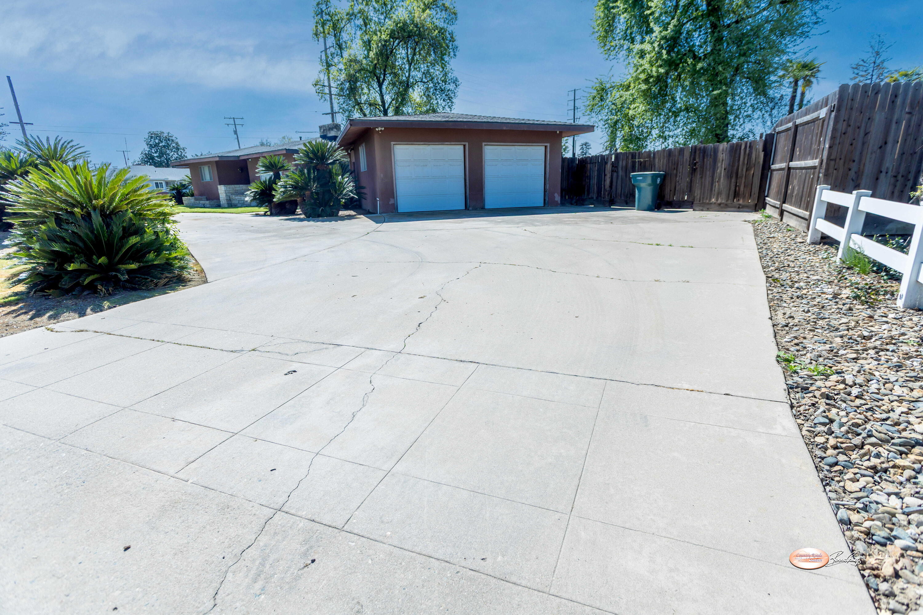 1019 N Manor Dr, Tulare, CA 93274